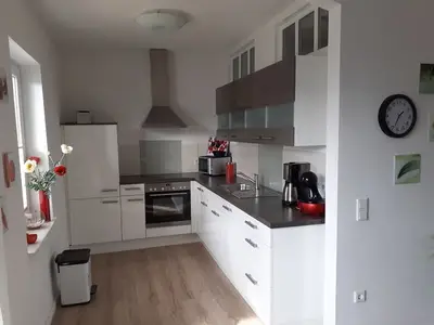 die voll ausgestattete offene Küche