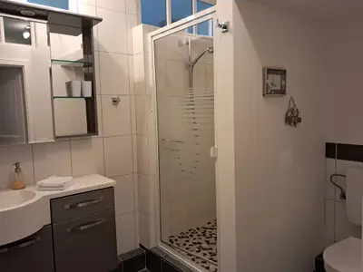 Badezimmer mit geräumiger Dusche