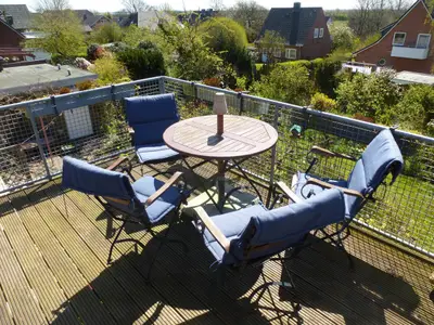 Ferienwohnung Evers in Husum Blick auf Balkon mit Gartenmöbeln