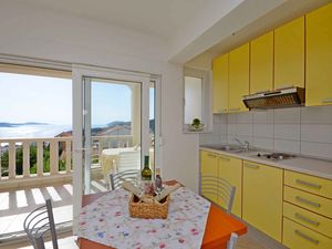 23958190-Ferienwohnung-2-Hvar-300x225-4