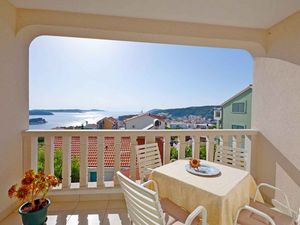 23989352-Ferienwohnung-2-Hvar-300x225-1