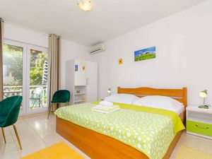 23994663-Ferienwohnung-2-Hvar-300x225-2