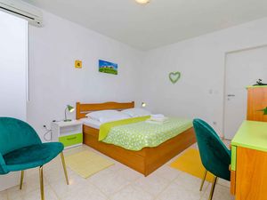 23994663-Ferienwohnung-2-Hvar-300x225-4