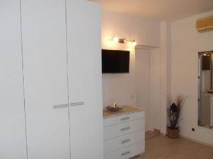 22251639-Ferienwohnung-0-Hvar-300x225-0