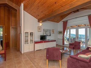 23722451-Ferienwohnung-5-Hvar-300x225-2