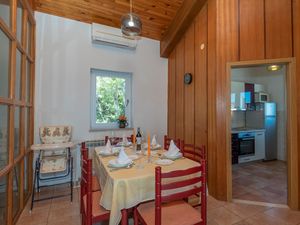 23722451-Ferienwohnung-5-Hvar-300x225-4