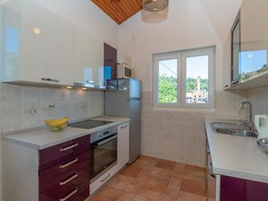 23722451-Ferienwohnung-5-Hvar-300x225-5