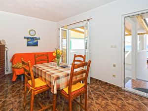 18510545-Ferienwohnung-4-Hvar-300x225-2