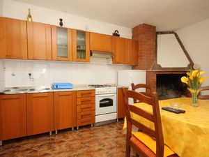 18510545-Ferienwohnung-4-Hvar-300x225-4