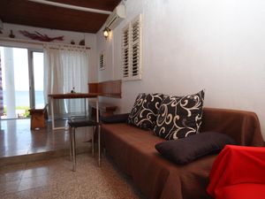 18510546-Ferienwohnung-5-Hvar-300x225-2