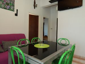 18511350-Ferienwohnung-7-Hvar-300x225-2