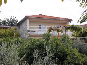 19129148-Ferienwohnung-4-Hvar-300x225-0