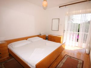 19126082-Ferienwohnung-3-Hvar-300x225-3