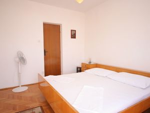 19126082-Ferienwohnung-3-Hvar-300x225-4