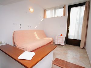 19127258-Ferienwohnung-5-Hvar-300x225-1