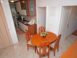 19127258-Ferienwohnung-5-Hvar-300x225-4