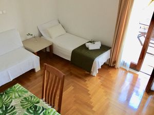 19128606-Ferienwohnung-3-Hvar-300x225-1