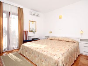 19128606-Ferienwohnung-3-Hvar-300x225-4