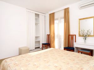 19128606-Ferienwohnung-3-Hvar-300x225-5