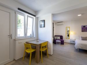 23922166-Ferienwohnung-2-Hvar-300x225-1