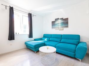 23922167-Ferienwohnung-2-Hvar-300x225-1