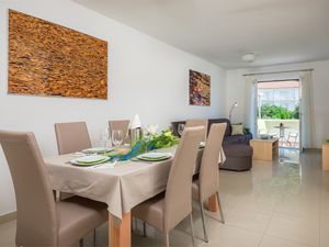 23980567-Ferienwohnung-5-Hvar-300x225-5