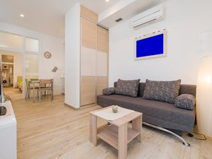 23980569-Ferienwohnung-4-Hvar-300x225-1