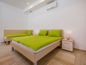 23980569-Ferienwohnung-4-Hvar-300x225-4