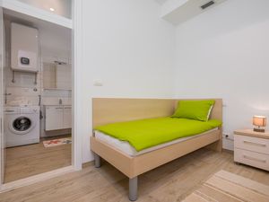 23980569-Ferienwohnung-4-Hvar-300x225-5