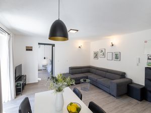 24015850-Ferienwohnung-2-Hvar-300x225-1