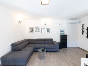 24015850-Ferienwohnung-2-Hvar-300x225-2