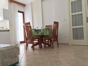 23927901-Ferienwohnung-6-Hvar-300x225-1