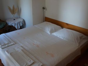 23017181-Ferienwohnung-5-Hvar-300x225-4