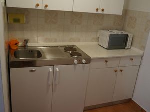 23017181-Ferienwohnung-5-Hvar-300x225-5