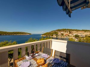 24045882-Ferienwohnung-4-Hvar-300x225-0