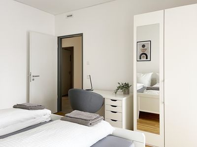 Schlafzimmer mit Spiegelschrank und Schreibtisch