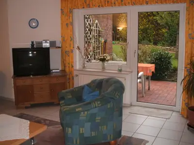 Der gemütliche Wohnraum mit Blick in den Garten