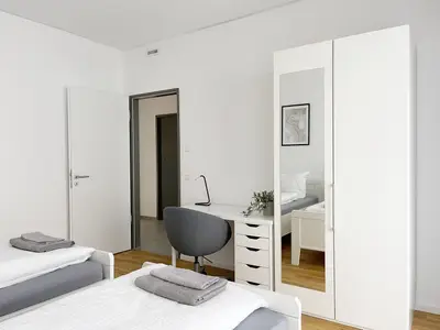 Schlafzimmer mit Spiegelschrank und Schreibtisch