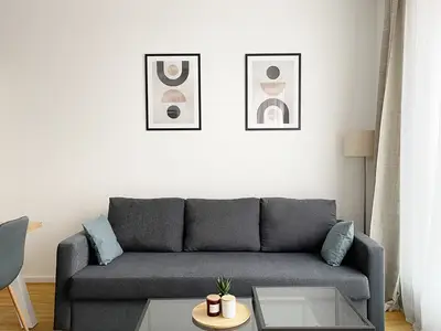 Weiche Sitzcouch mit Blick auf den Balkon