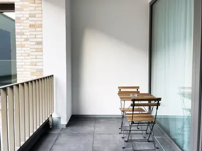 Geräumiger Balkon mit Sitzbereich