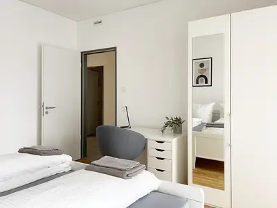 Schlafzimmer mit Spiegelschrank und Schreibtisch