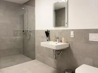 Helles, Badezimmer mit Glaswand