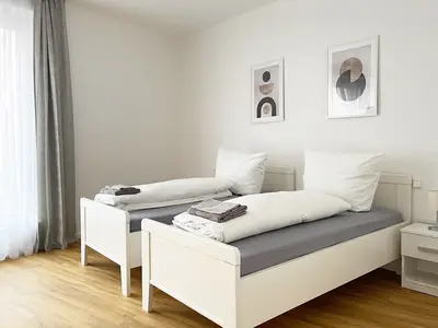Schlafzimmer mit zwei Einzelbetten