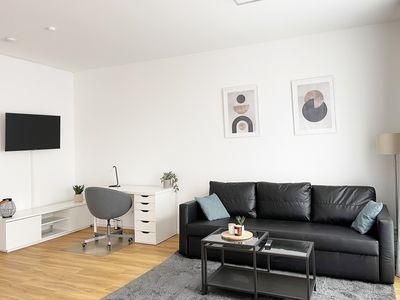 Wohnzimmer mit Sitzcouch und Fernseher