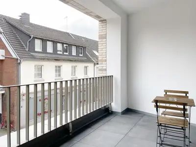 Kleiner Tisch mit Stühlen auf dem Balkon