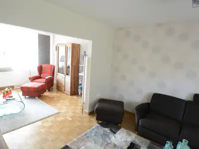 Blick in Wohn- und Fernsehzimmer