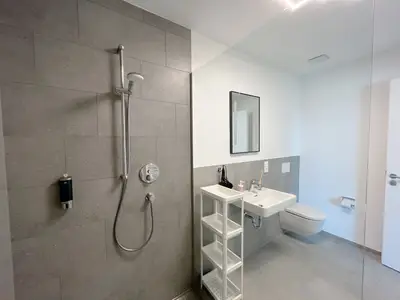 Badezimmer mit Glaswand