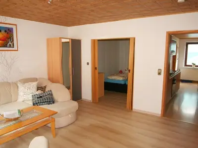 Ferienwohnung "Mönch" Wohnzimmer mit Blick in den Schlafbereich und in die Küche