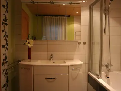 Ferienwohnung "Mönch" Bad mit Badewanne/WC und Fenster mit Blick auf den Hof
