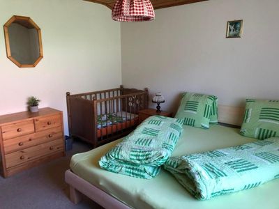 Doppelschlafzimmer mit Kinderbett